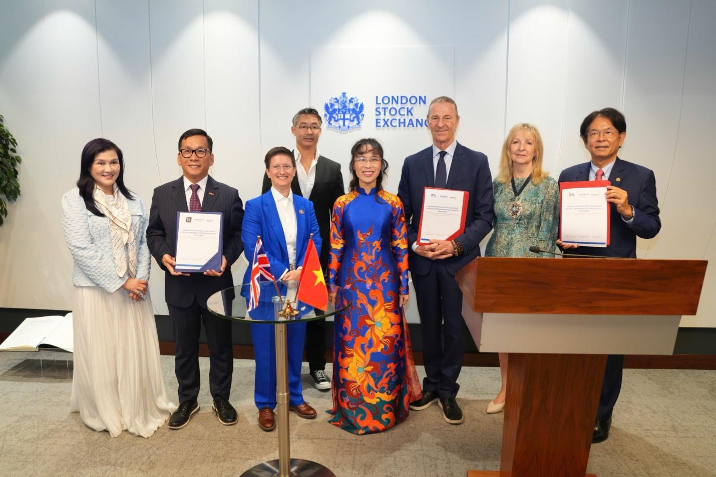 Tiến sĩ Nguyễn Thị Phương Thảo bấm nút mở phiên Sàn Chứng khoán London - Ảnh 7.