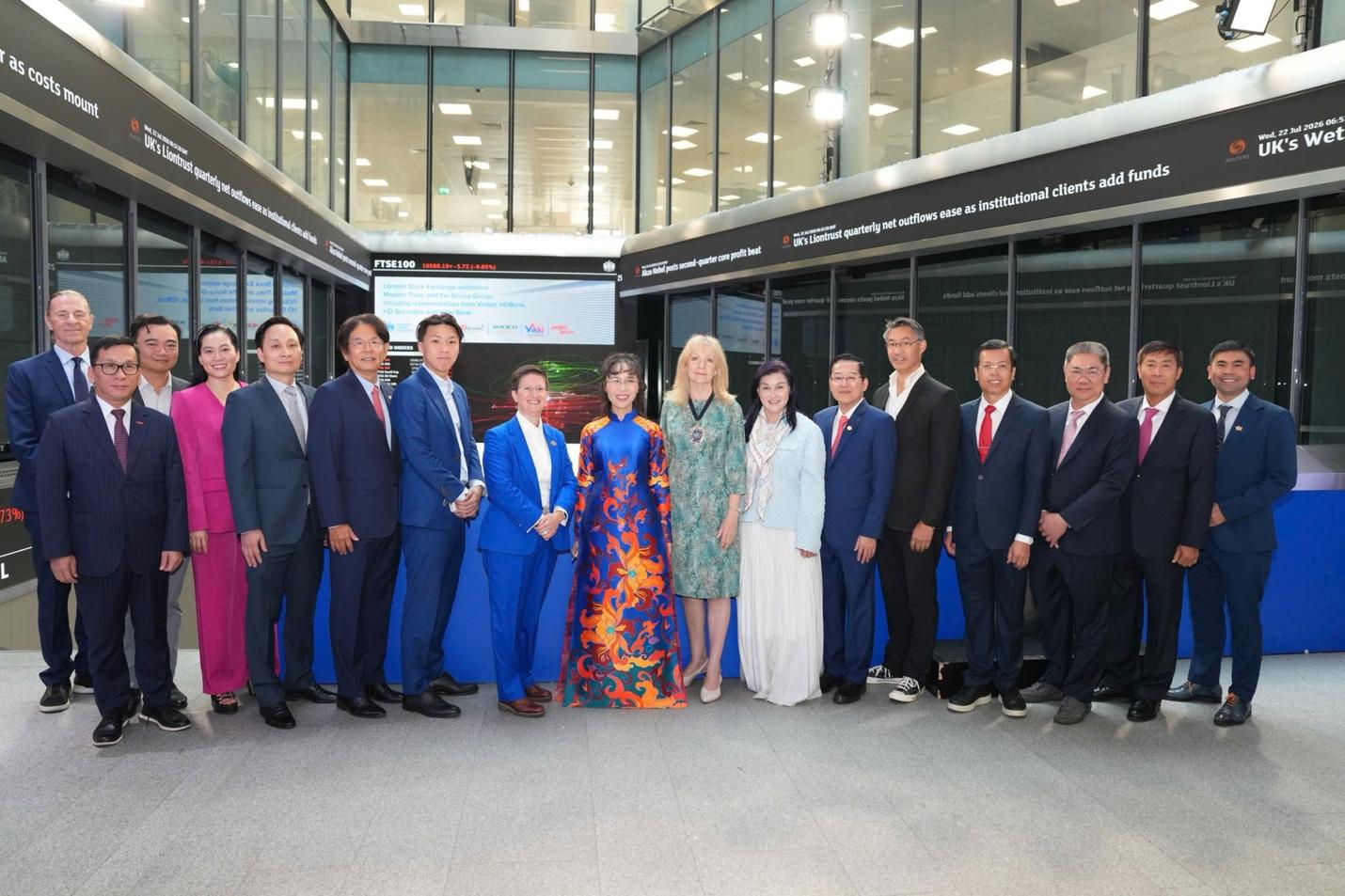 Tiến sĩ Nguyễn Thị Phương Thảo bấm nút mở phiên Sàn Chứng khoán London - Ảnh 3.