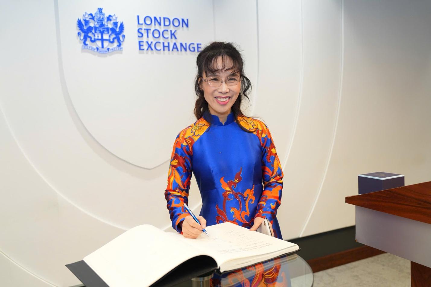Tiến sĩ Nguyễn Thị Phương Thảo bấm nút mở phiên Sàn Chứng khoán London - Ảnh 9.