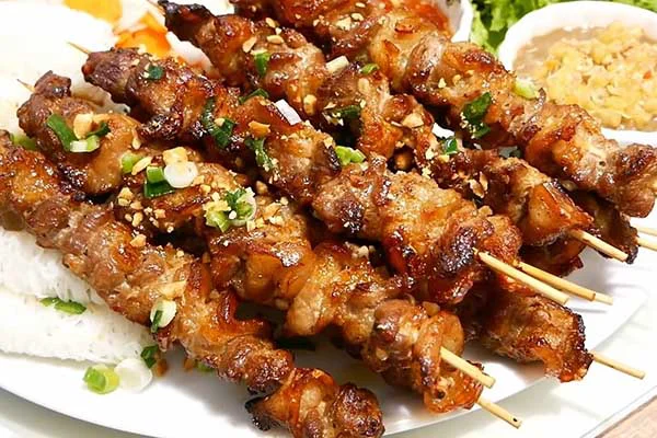 C&aacute;c m&oacute;n thịt c&oacute; thể l&agrave;m tăng nguy cơ tổn thương ni&ecirc;m mạc dạ d&agrave;y, g&acirc;y hại sức khỏe.- Ảnh 4.