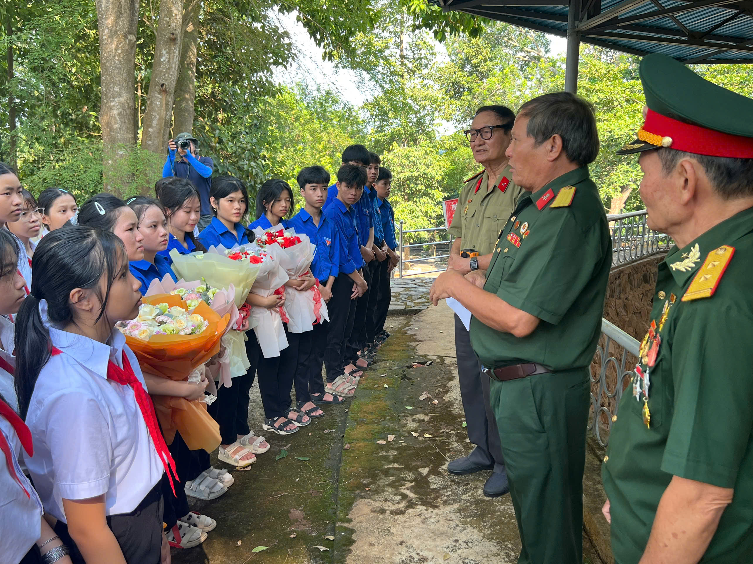 &Quot;Điểm Cuối Con Đường Huyền Thoại&Quot;: Theo Dấu Những Người Làm Nên Lịch Sử 19 Hau Truong Diem Cuoi Con Duong Huyen Thoai1 73793591292525727180776