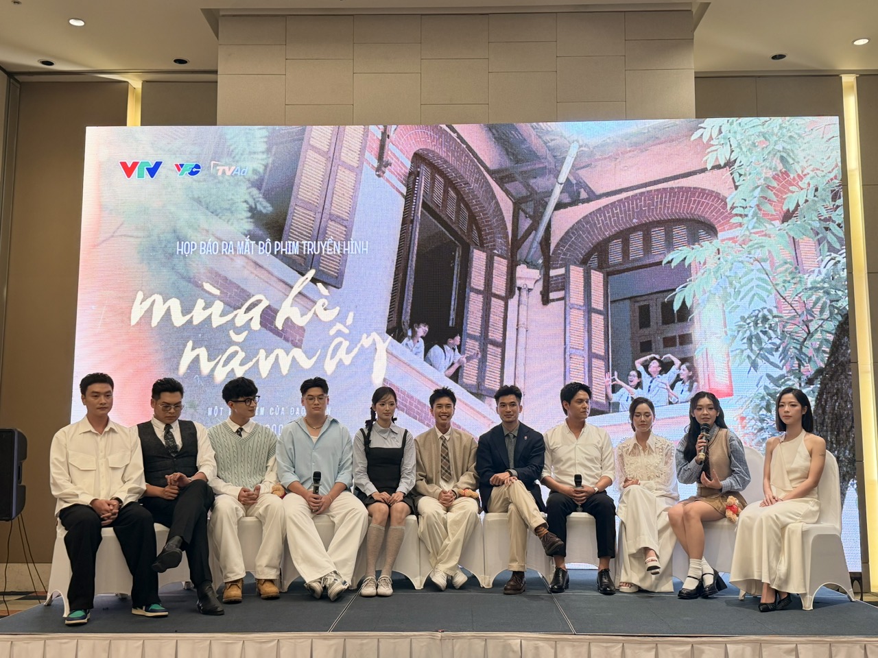 Phim mới 'M&ugrave;a h&egrave; năm ấy' nối s&oacute;ng 'Dưới &ocirc; cửa s&aacute;ng đ&egrave;n' tr&ecirc;n VTV3 - Ảnh 1.