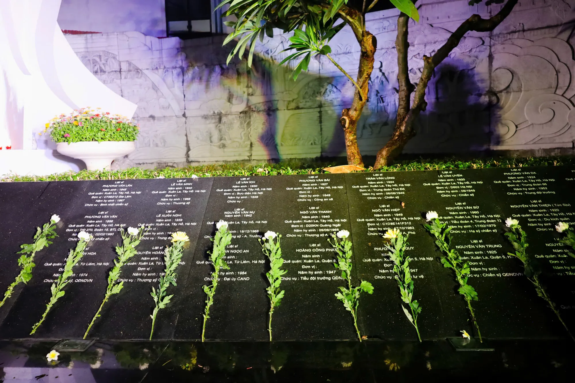 Thanh ni&ecirc;n H&agrave; Nội tri &acirc;n kỷ niệm 79 năm ng&agrave;y Thương binh - liệt sĩ - Ảnh 11.