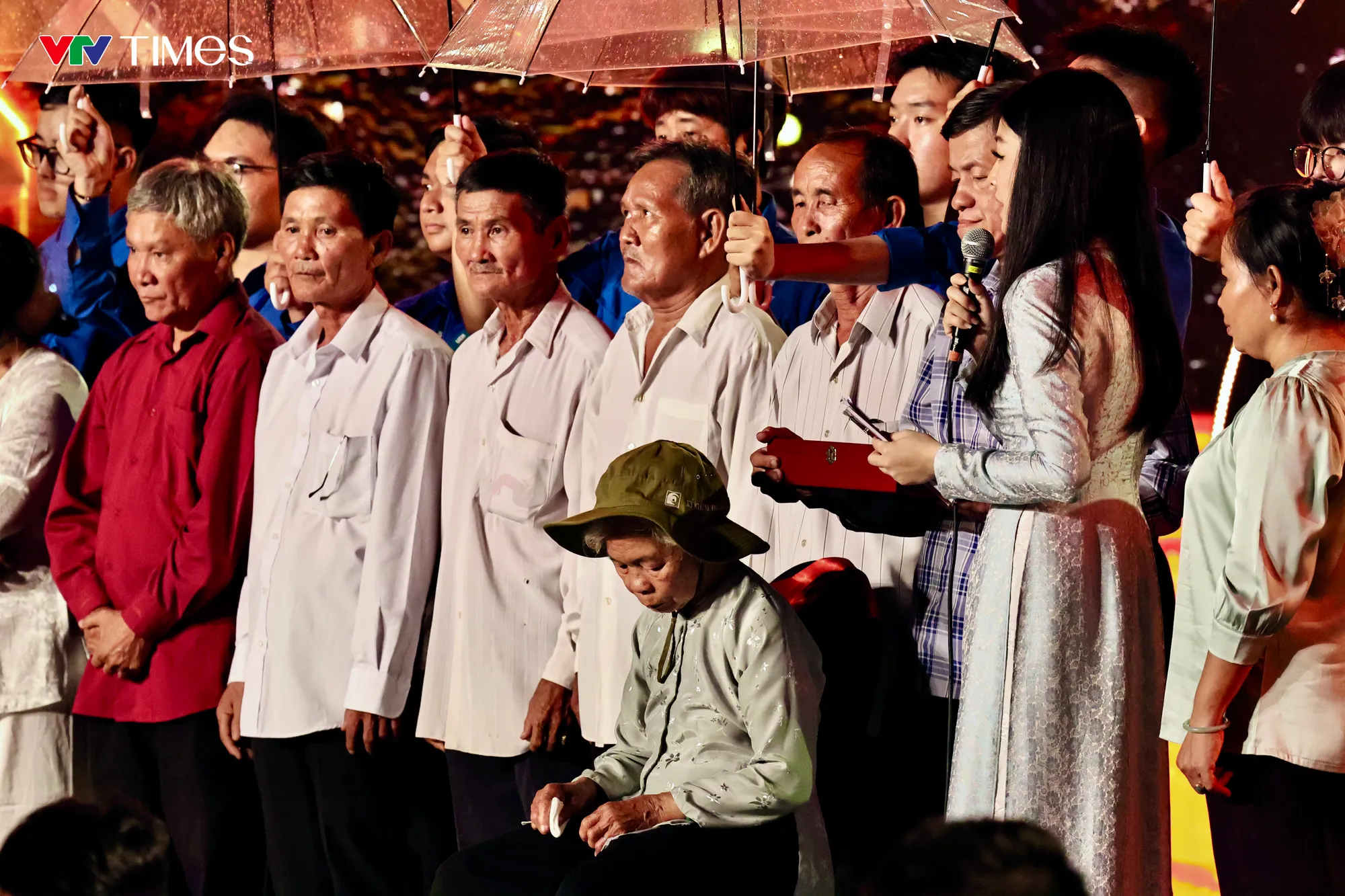 "Đó thực sự là phép nhiệm màu": Gia đình liệt sĩ Huỳnh Văn Quên vỡ òa sau gần 60 năm chờ đợi- Ảnh 1.