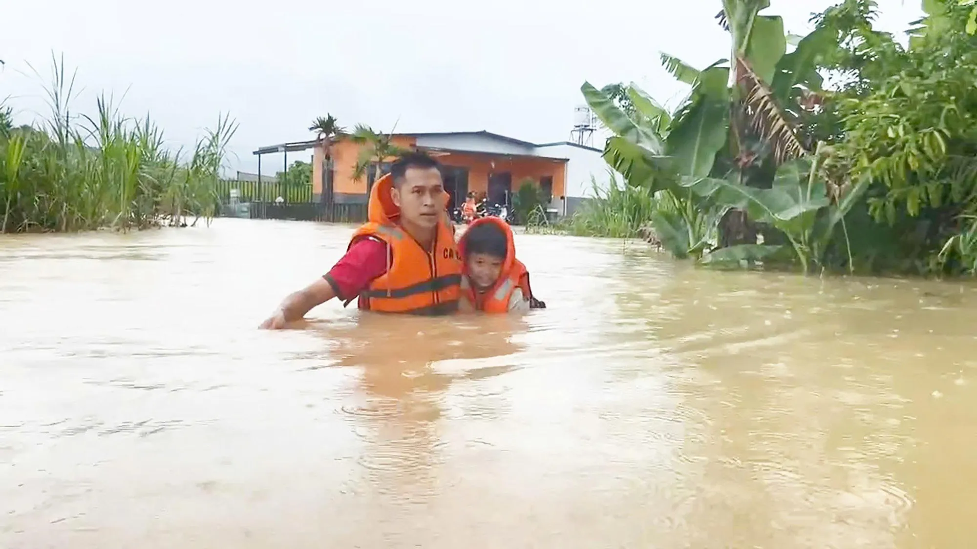 L&acirc;m Đồng: Mưa lớn g&acirc;y ngập cục bộ, 16 người d&acirc;n được giải cứu kịp thời- Ảnh 2.