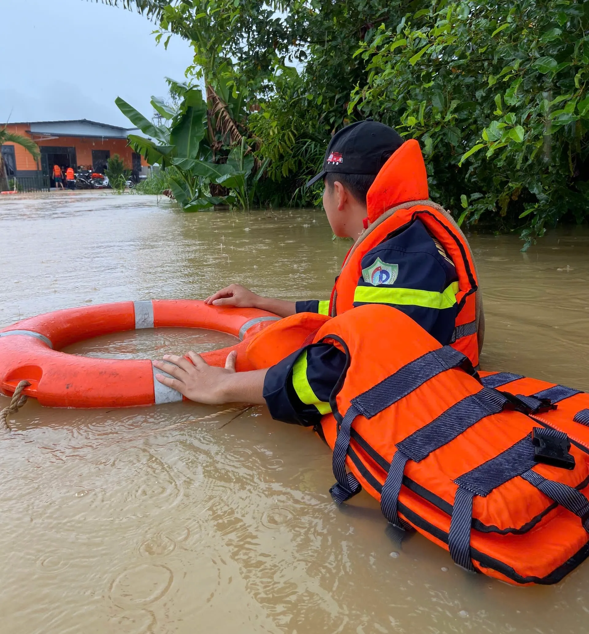 L&acirc;m Đồng: Mưa lớn g&acirc;y ngập cục bộ, 16 người d&acirc;n được giải cứu kịp thời- Ảnh 3.