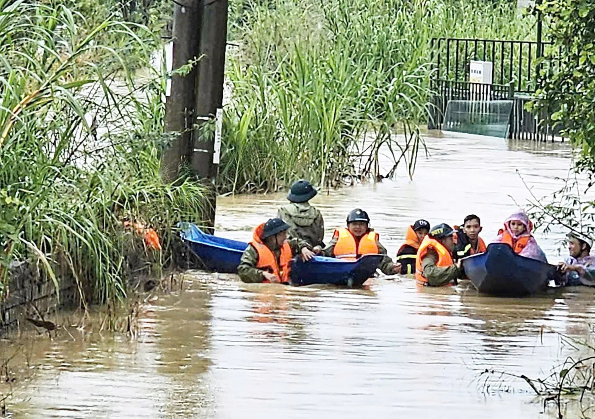 L&acirc;m Đồng: Mưa lớn g&acirc;y ngập cục bộ, 16 người d&acirc;n được giải cứu kịp thời- Ảnh 1.