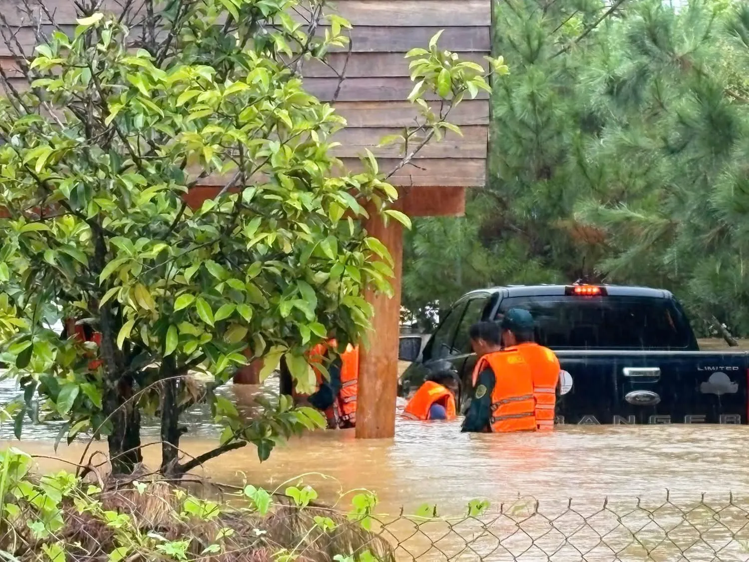 L&acirc;m Đồng: Mưa lớn g&acirc;y ngập cục bộ, 16 người d&acirc;n được giải cứu kịp thời- Ảnh 6.
