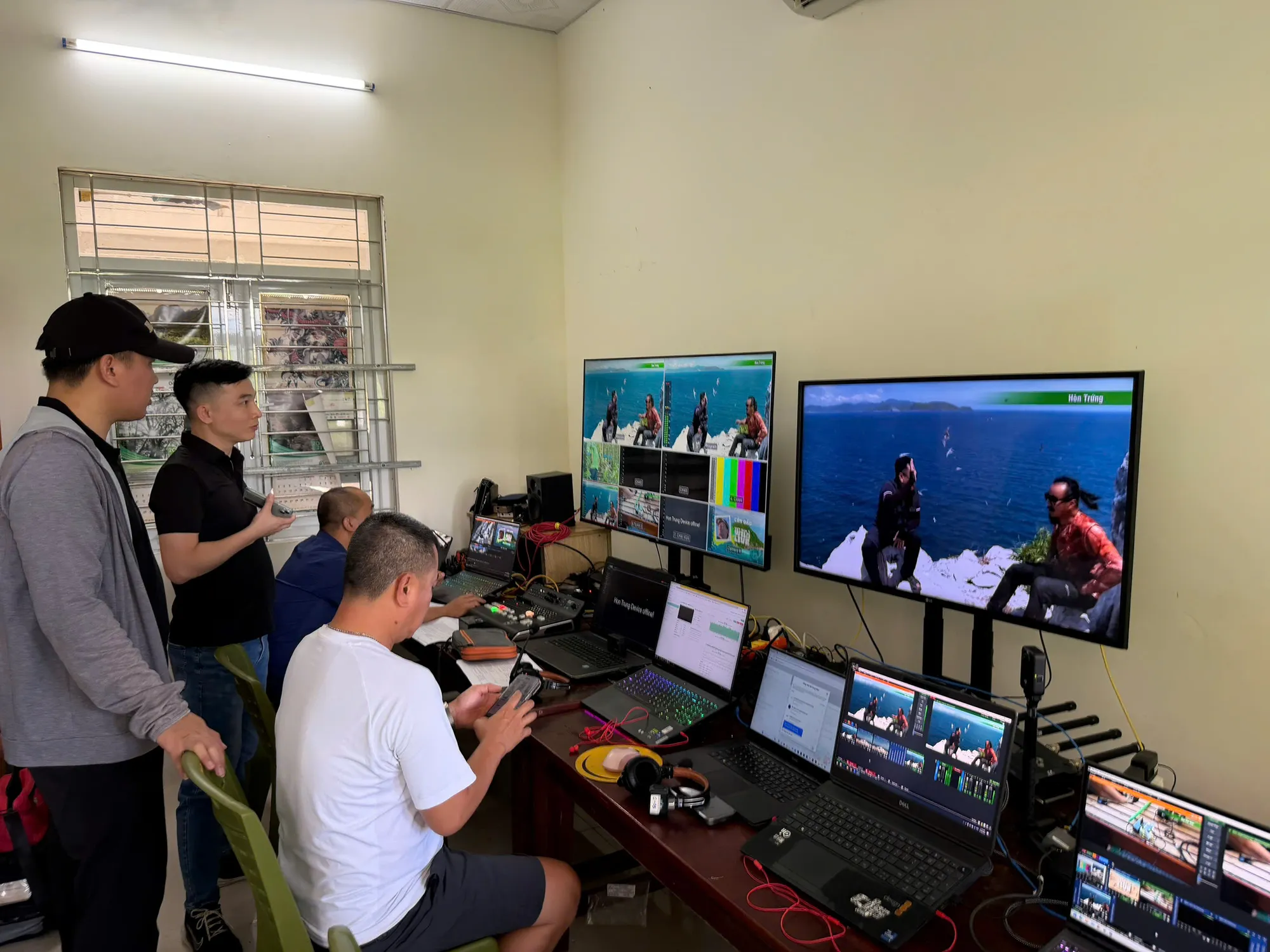 Phía sau ống kính trong Wild Live: Kịch bản thay đổi từng phút, ê-kíp đụng đâu xử lý đó  - Ảnh 14.