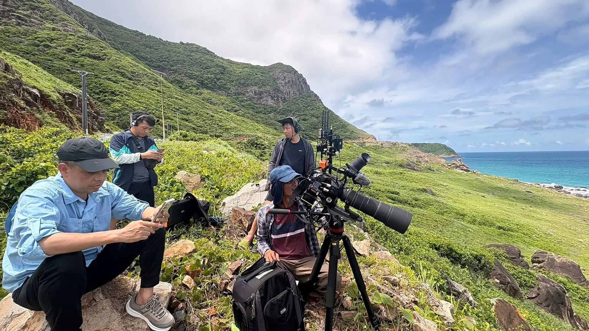 Phía sau ống kính trong Wild Live: Kịch bản thay đổi từng phút, ê-kíp đụng đâu xử lý đó  - Ảnh 5.