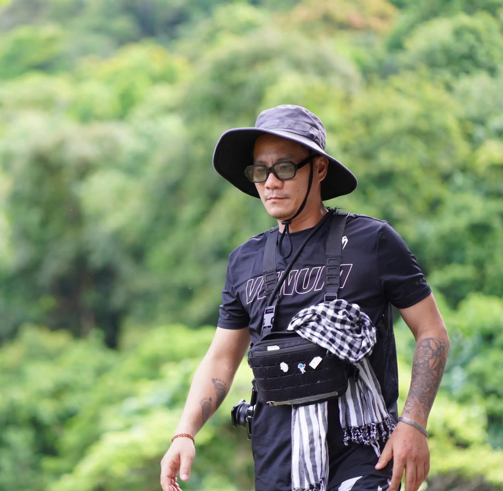 Phía sau ống kính trong Wild Live: Kịch bản thay đổi từng phút, ê-kíp đụng đâu xử lý đó  - Ảnh 6.
