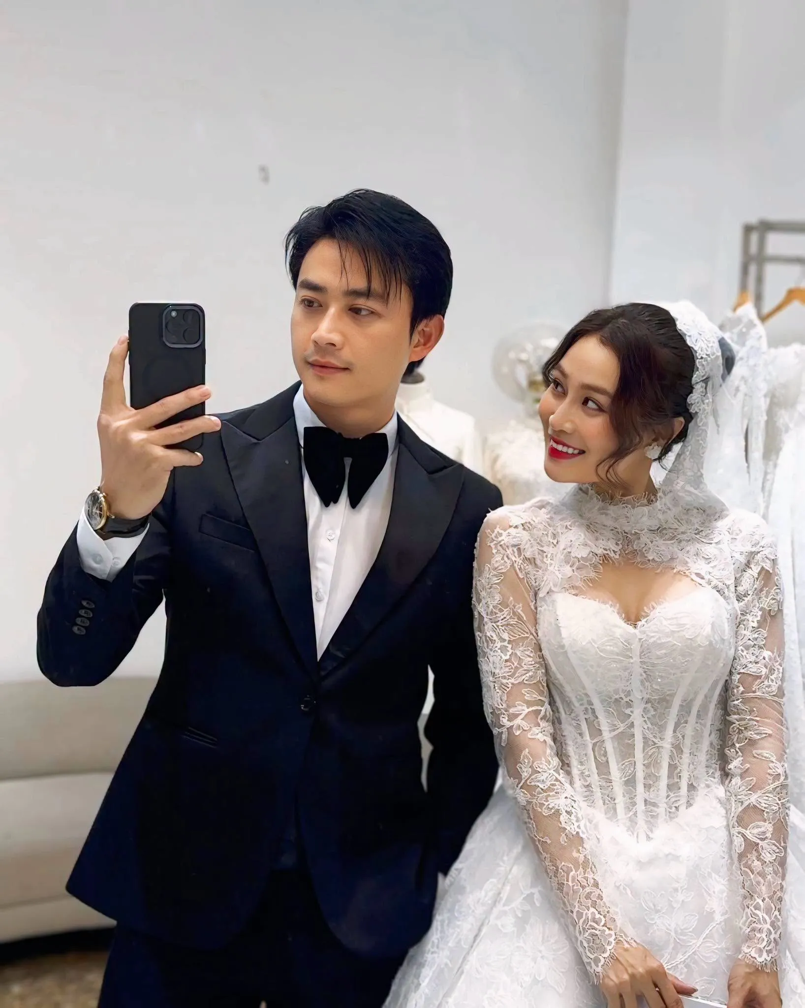 Dưới ô cửa sáng đèn: Diệu xinh đẹp bên 3 mỹ nam ở hậu trường phim - Ảnh 1.