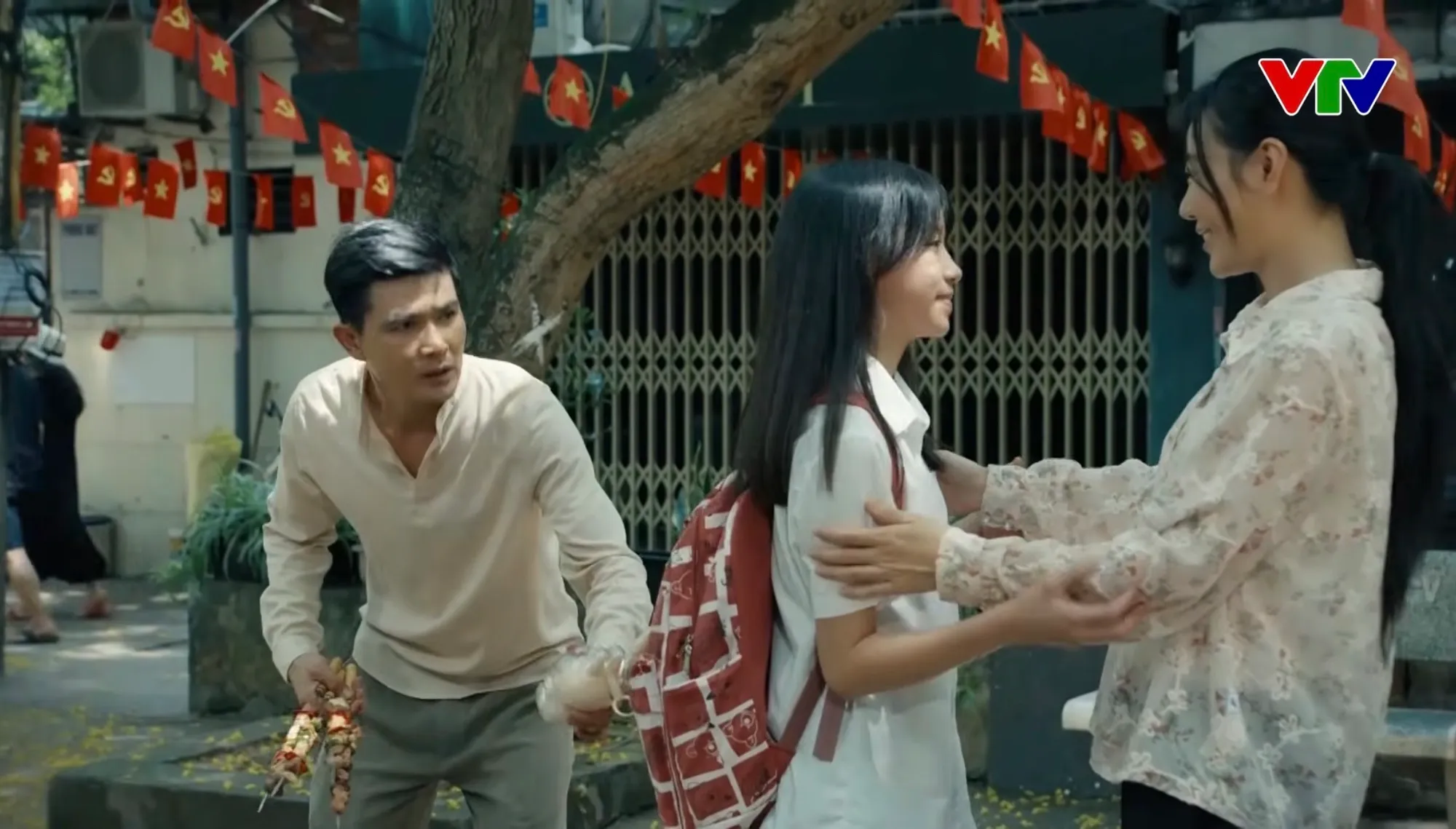Dưới ô cửa sáng đèn - Tập cuối: Sinh cứu mạng Diệu trong lúc nguy cấp- Ảnh 28.
