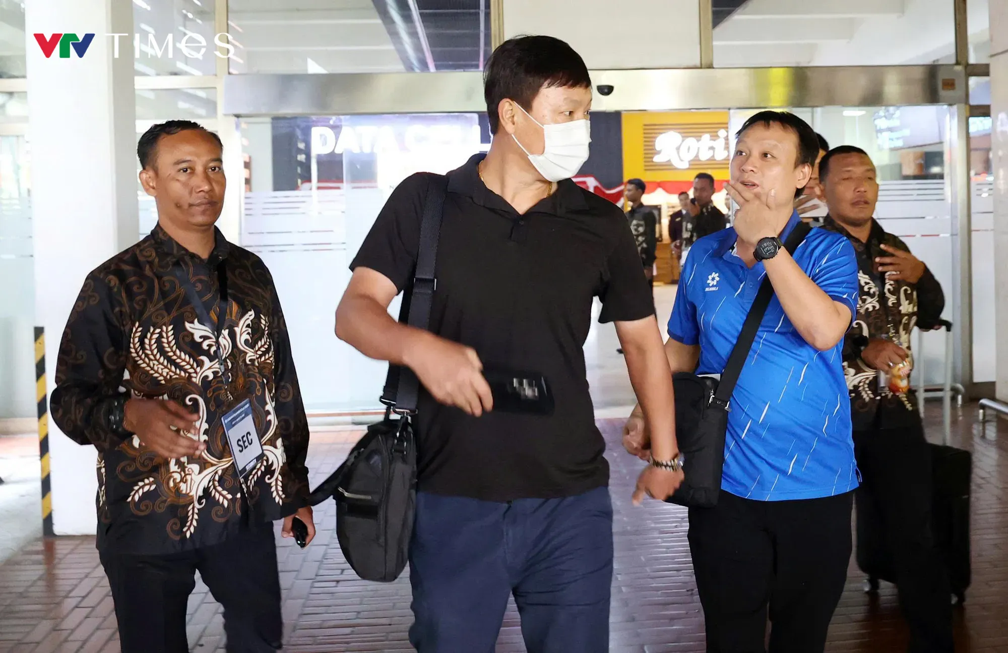 ĐT Việt Nam đến Indonesia trong sự chào đón nồng hậu, sẵn sàng cho trận "chung kết sớm" ASEAN Cup 2026- Ảnh 1. ĐT Việt Nam đến Indonesia trong sự chào đón nồng hậu, sẵn sàng cho trận "chung kết sớm" ASEAN Cup 2026- Ảnh 1.