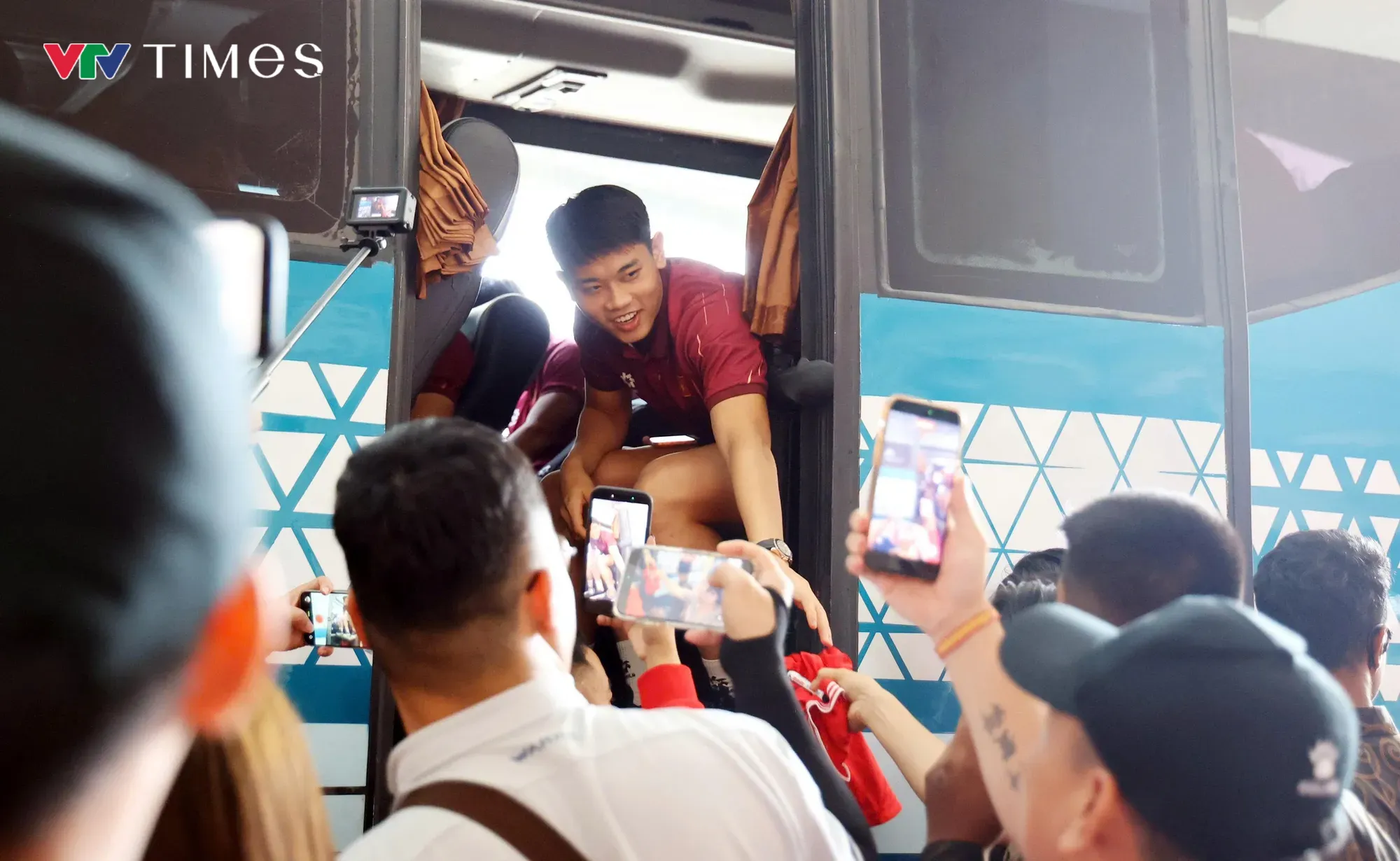 ĐT Việt Nam đến Indonesia trong sự chào đón nồng hậu, sẵn sàng cho trận "chung kết sớm" ASEAN Cup 2026- Ảnh 10. ĐT Việt Nam đến Indonesia trong sự chào đón nồng hậu, sẵn sàng cho trận "chung kết sớm" ASEAN Cup 2026- Ảnh 10.
