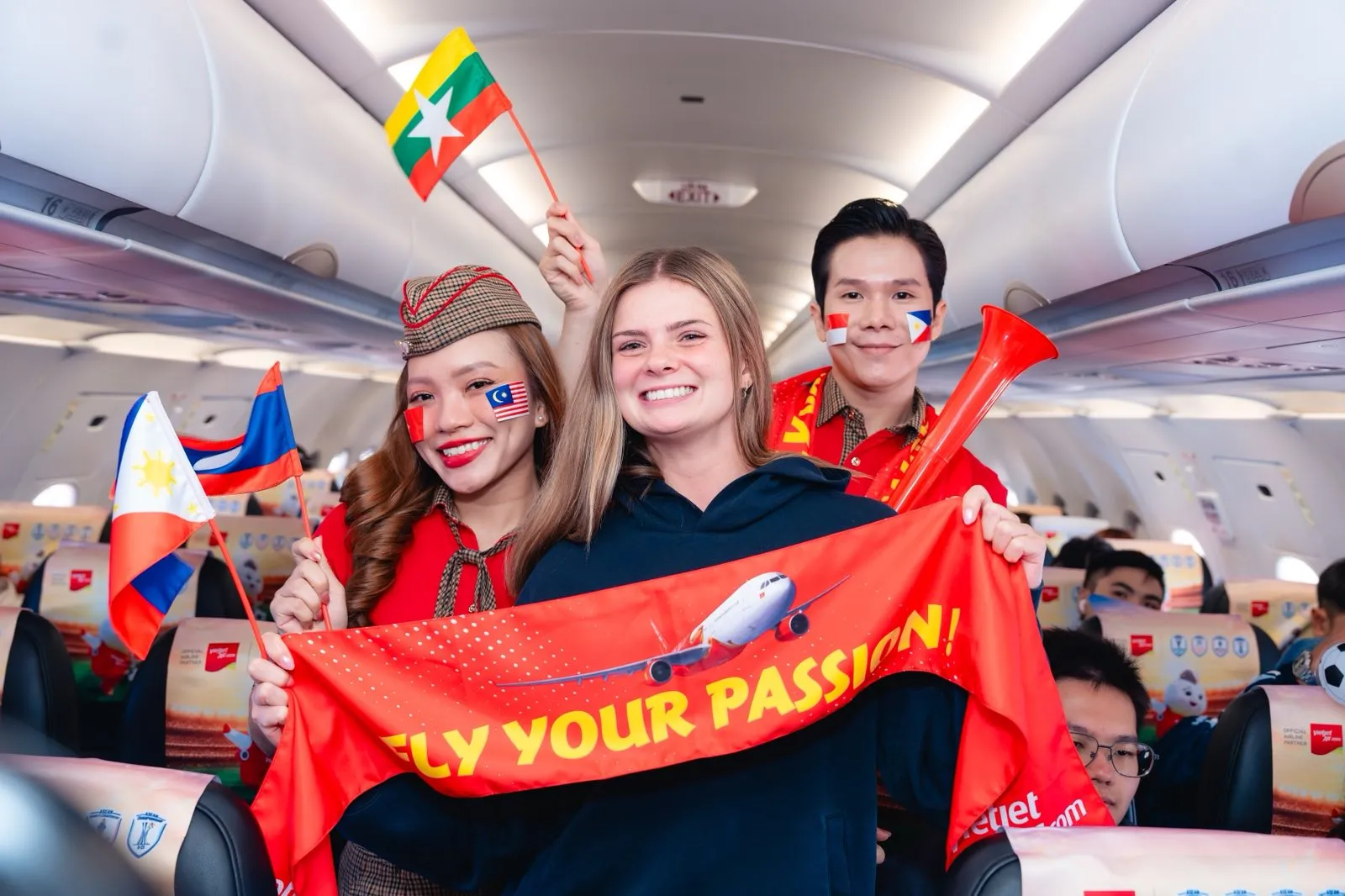Không khí cuồng nhiệt lan tỏa từ mặt đất đến độ cao 10.000 mét trên chuyến bay Vietjet hoà cùng ASEAN United FC- Ảnh 1.