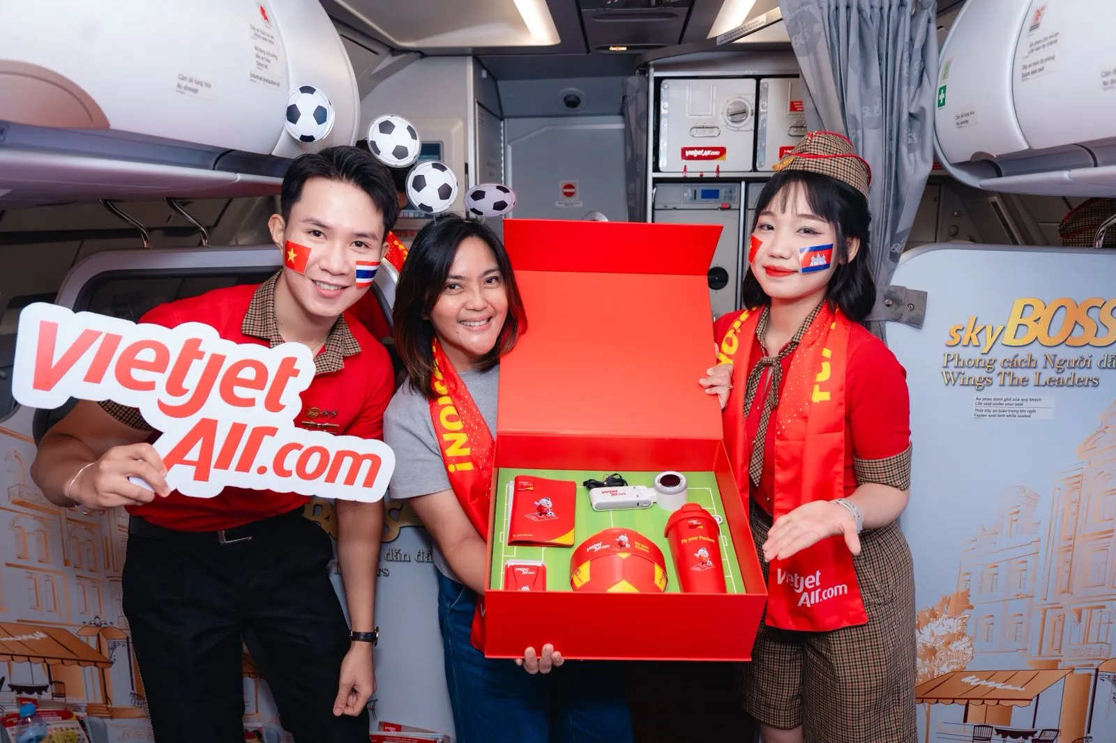 Không khí cuồng nhiệt lan tỏa từ mặt đất đến độ cao 10.000 mét trên chuyến bay Vietjet hoà cùng ASEAN United FC- Ảnh 10.