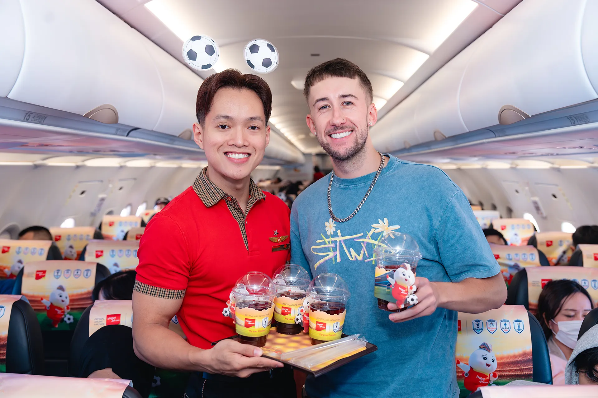 Không khí cuồng nhiệt lan tỏa từ mặt đất đến độ cao 10.000 mét trên chuyến bay Vietjet hoà cùng ASEAN United FC- Ảnh 11.