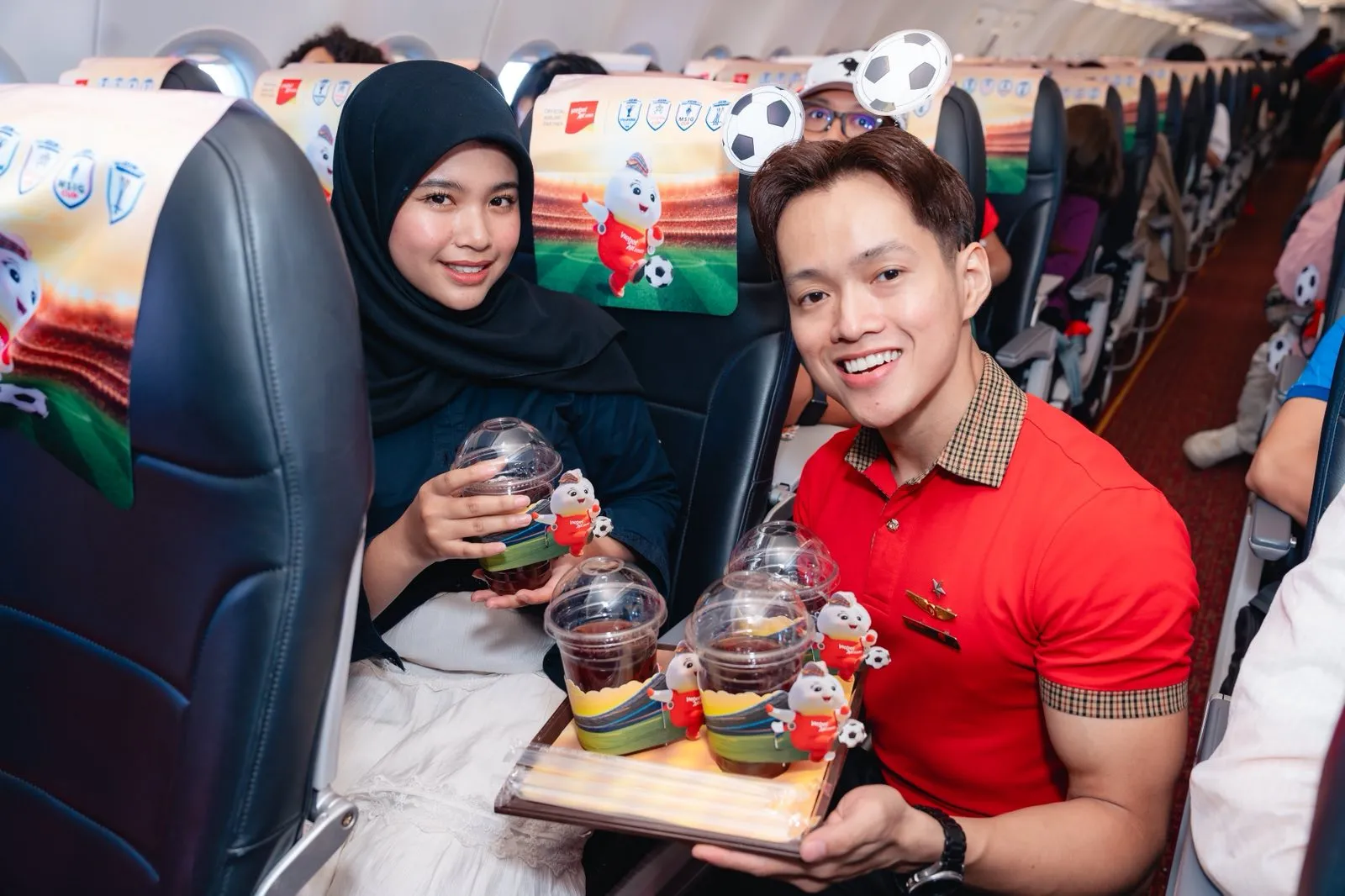 Không khí cuồng nhiệt lan tỏa từ mặt đất đến độ cao 10.000 mét trên chuyến bay Vietjet hoà cùng ASEAN United FC- Ảnh 12.