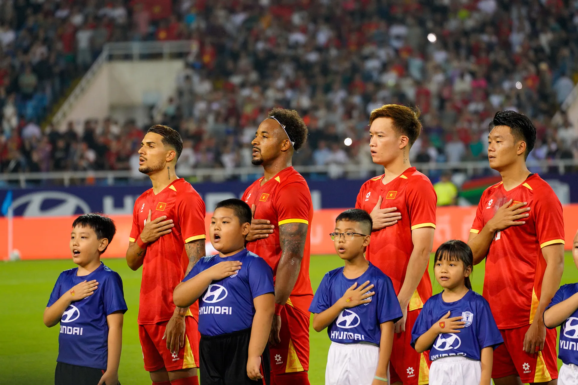 Không khí cuồng nhiệt lan tỏa từ mặt đất đến độ cao 10.000 mét trên chuyến bay Vietjet hoà cùng ASEAN United FC- Ảnh 13.