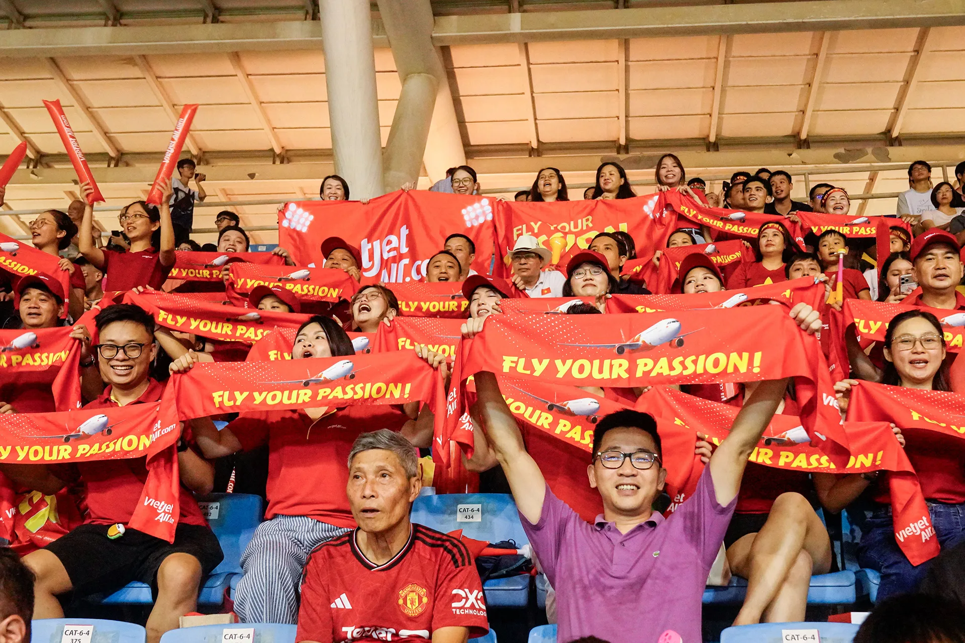 Không khí cuồng nhiệt lan tỏa từ mặt đất đến độ cao 10.000 mét trên chuyến bay Vietjet hoà cùng ASEAN United FC- Ảnh 14.