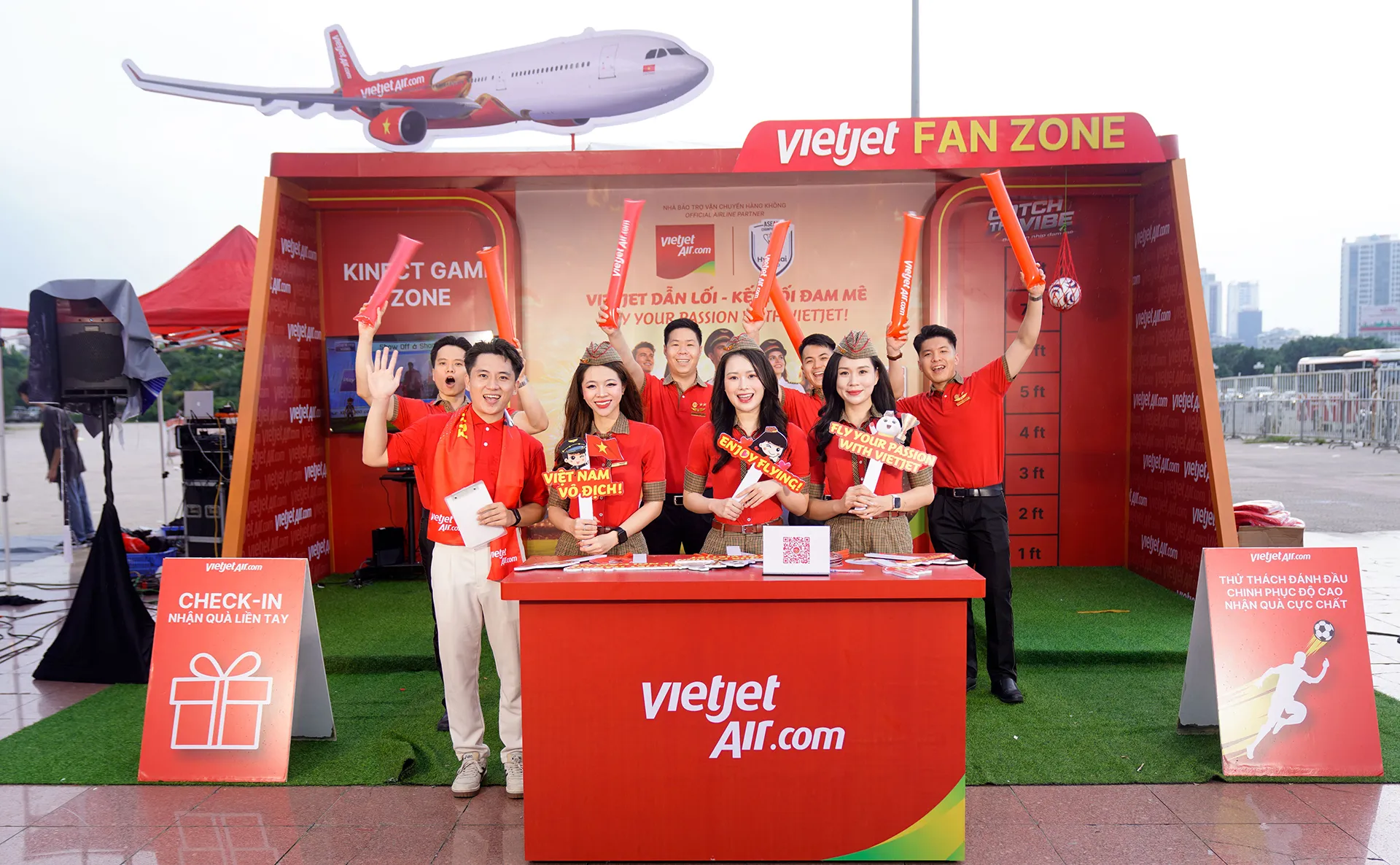 Không khí cuồng nhiệt lan tỏa từ mặt đất đến độ cao 10.000 mét trên chuyến bay Vietjet hoà cùng ASEAN United FC- Ảnh 15.