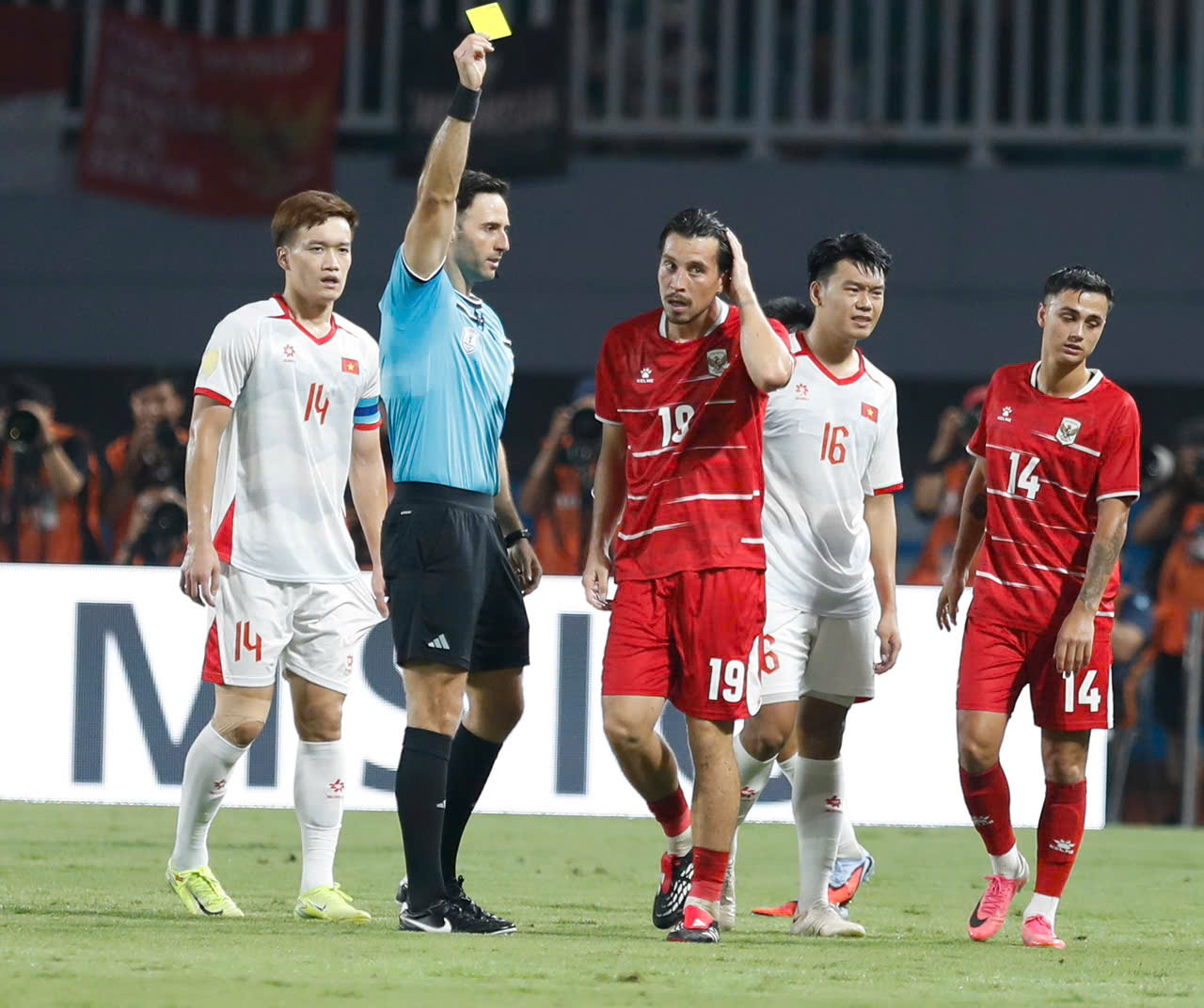 Sự khốc liệt của ASEAN Cup 2026: Vì sao ứng viên vô địch như ĐT Indonesia về nước sớm?- Ảnh 1. Sự khốc liệt của ASEAN Cup 2026: Vì sao ứng viên vô địch như ĐT Indonesia về nước sớm?- Ảnh 1.