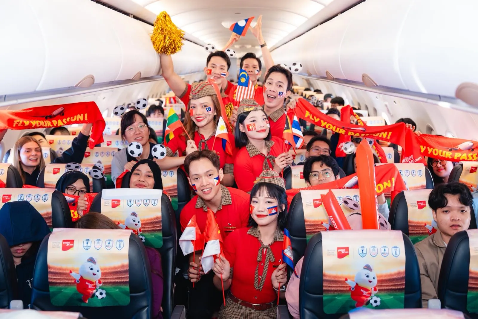 Không khí cuồng nhiệt lan tỏa từ mặt đất đến độ cao 10.000 mét trên chuyến bay Vietjet hoà cùng ASEAN United FC- Ảnh 2.