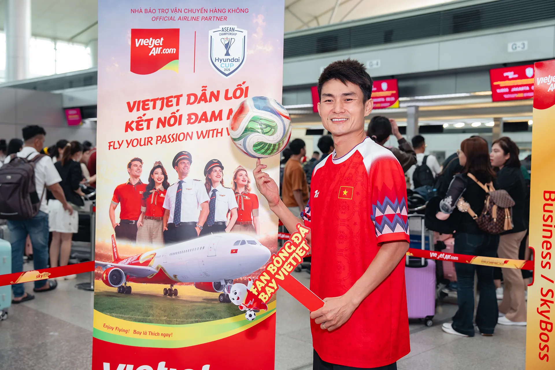 Không khí cuồng nhiệt lan tỏa từ mặt đất đến độ cao 10.000 mét trên chuyến bay Vietjet hoà cùng ASEAN United FC- Ảnh 3.