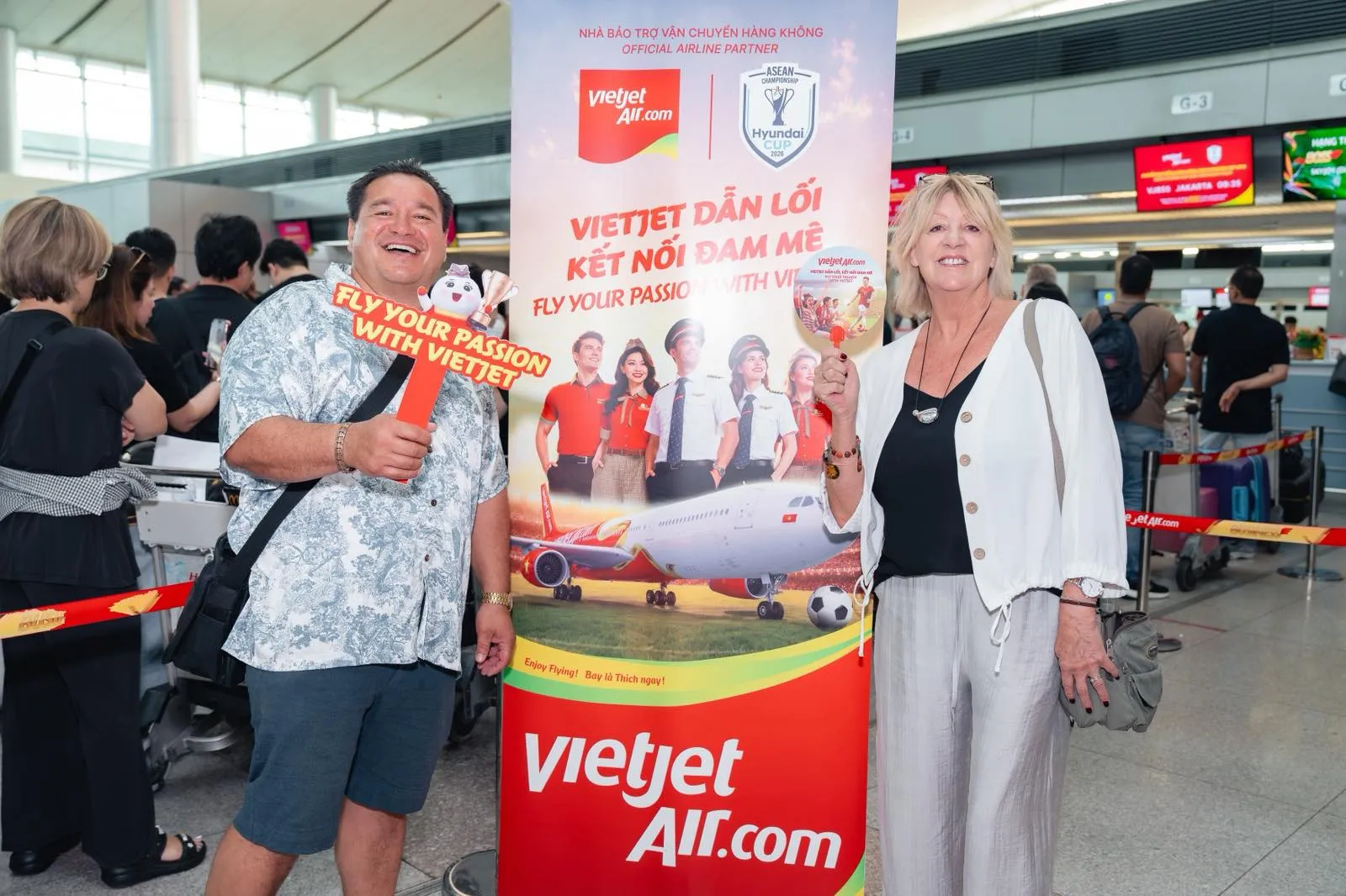 Không khí cuồng nhiệt lan tỏa từ mặt đất đến độ cao 10.000 mét trên chuyến bay Vietjet hoà cùng ASEAN United FC- Ảnh 4.