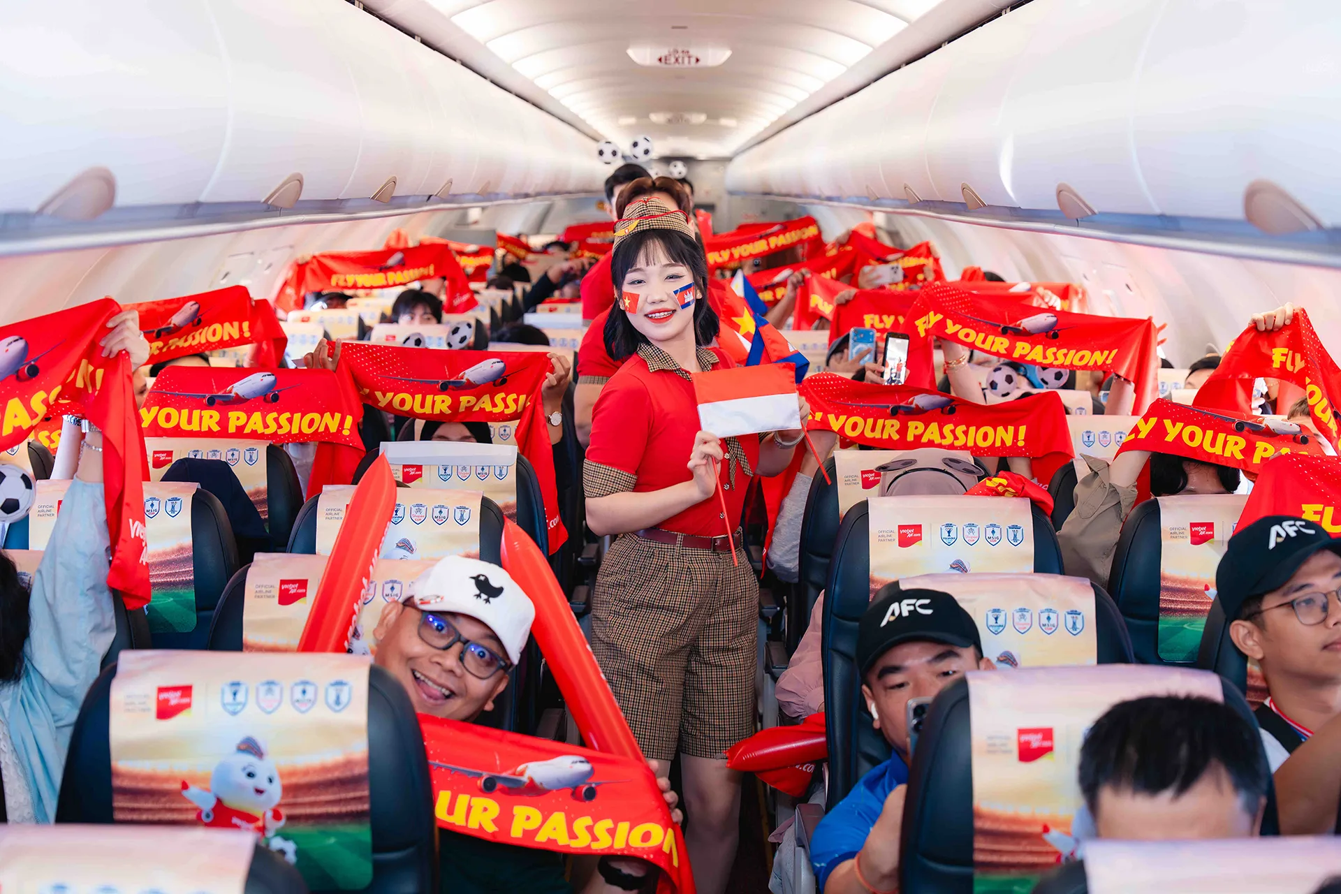 Không khí cuồng nhiệt lan tỏa từ mặt đất đến độ cao 10.000 mét trên chuyến bay Vietjet hoà cùng ASEAN United FC- Ảnh 5.