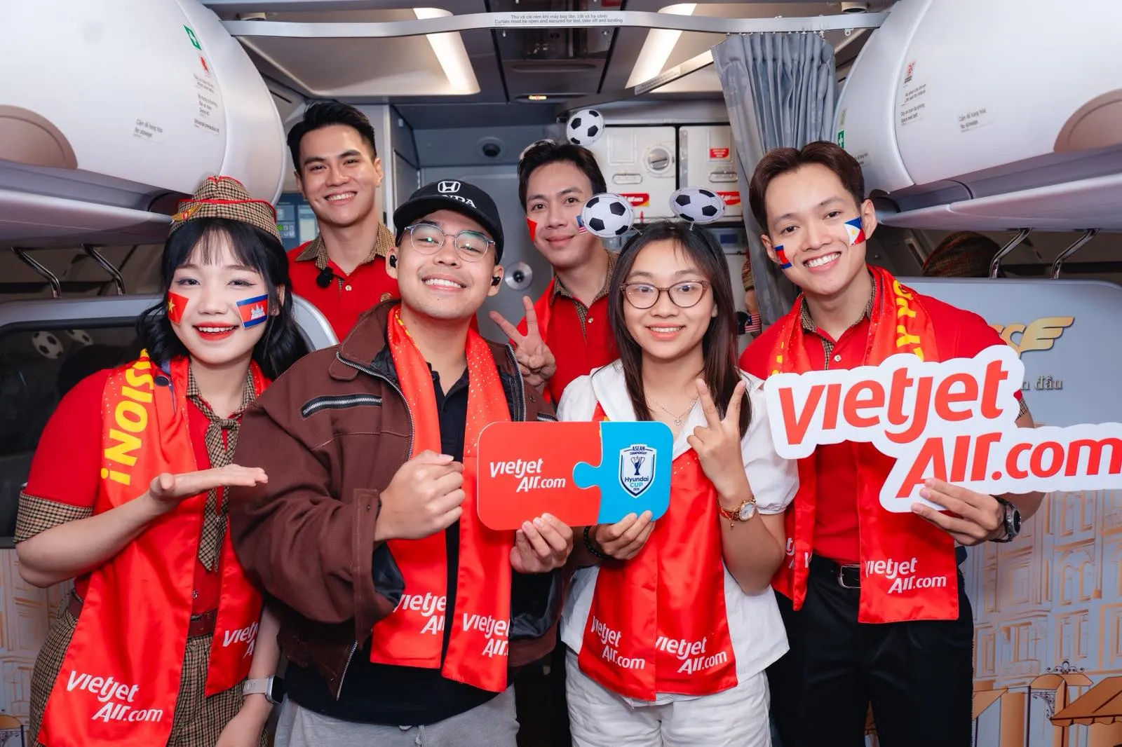 Không khí cuồng nhiệt lan tỏa từ mặt đất đến độ cao 10.000 mét trên chuyến bay Vietjet hoà cùng ASEAN United FC- Ảnh 6.
