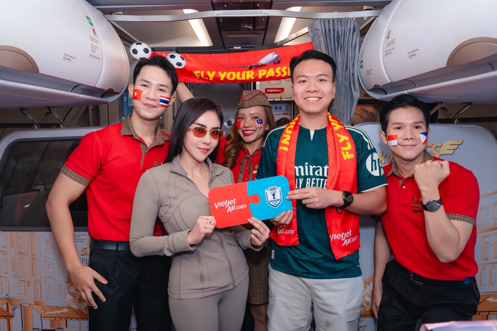 Không khí cuồng nhiệt lan tỏa từ mặt đất đến độ cao 10.000 mét trên chuyến bay Vietjet hoà cùng ASEAN United FC- Ảnh 8.
