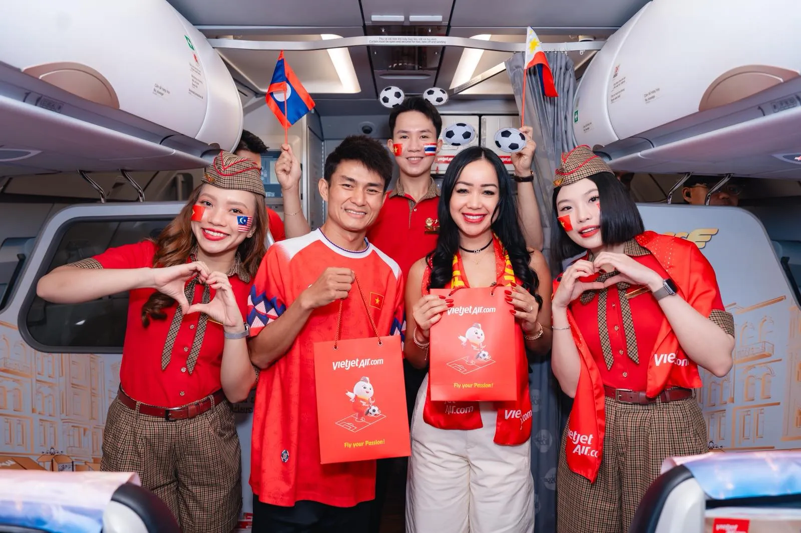 Không khí cuồng nhiệt lan tỏa từ mặt đất đến độ cao 10.000 mét trên chuyến bay Vietjet hoà cùng ASEAN United FC- Ảnh 9.