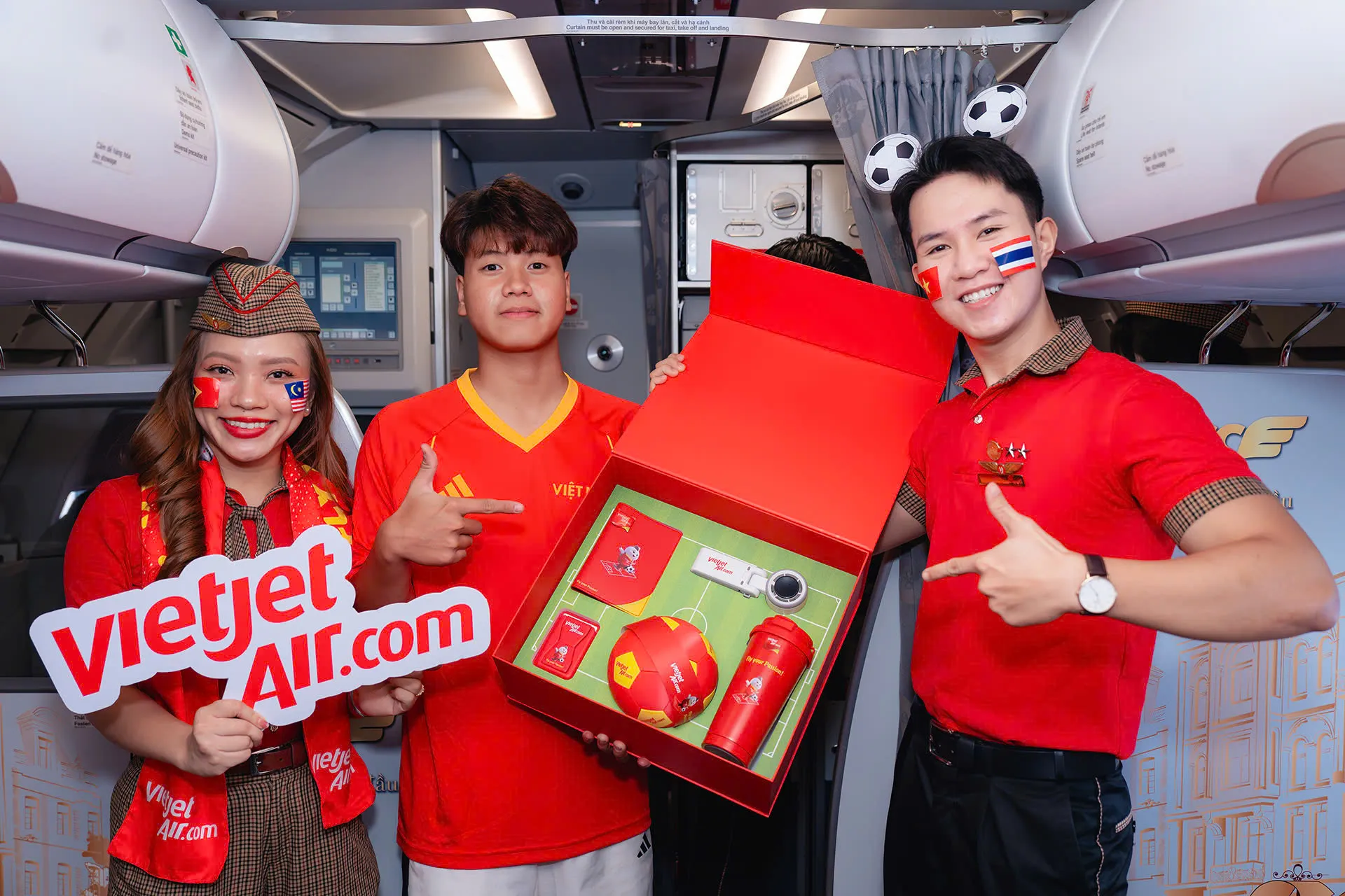 Không khí cuồng nhiệt lan tỏa từ mặt đất đến độ cao 10.000 mét trên chuyến bay Vietjet hoà cùng ASEAN United FC- Ảnh 7.