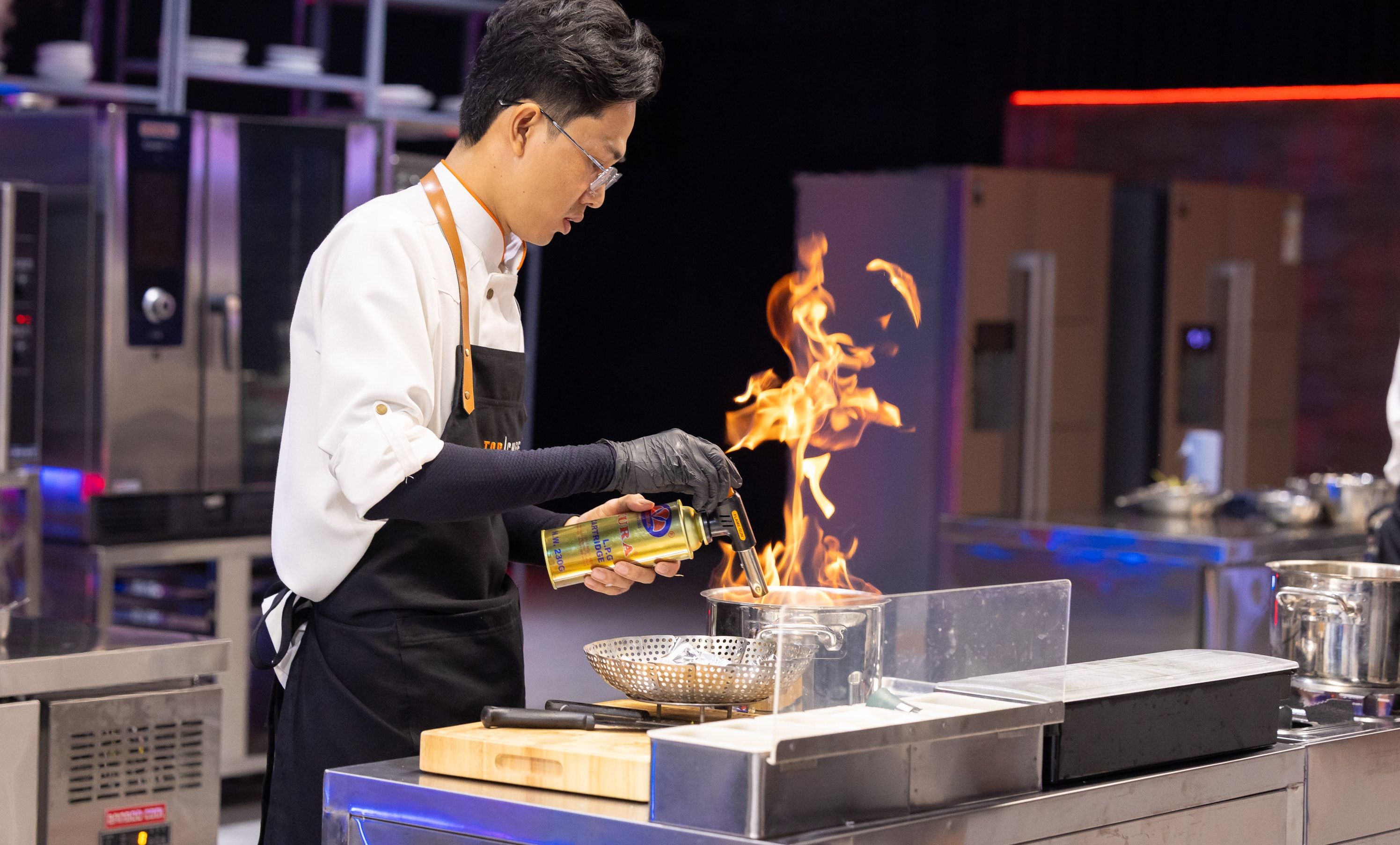 Top Chef Việt Nam - Tập 1: Đầu bếp biến 'quái vật đại dương' thành món fine dining- Ảnh 1.