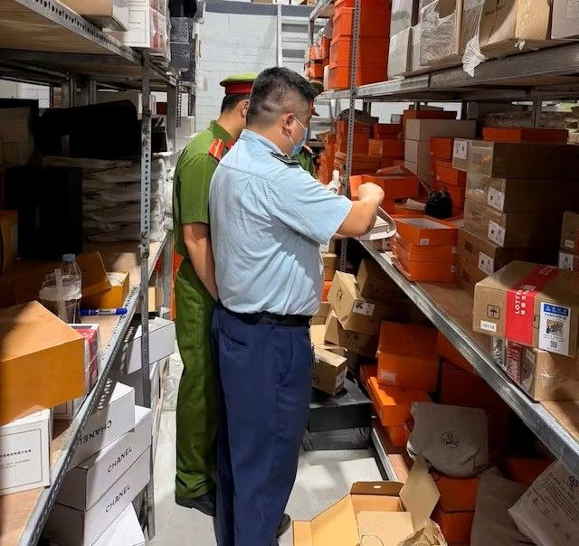 Khởi tố 2 vụ án xâm phạm quyền sở hữu công nghiệp ở Hà Nội, thu hơn 3.600 sản phẩm giả mạo - Ảnh 1.