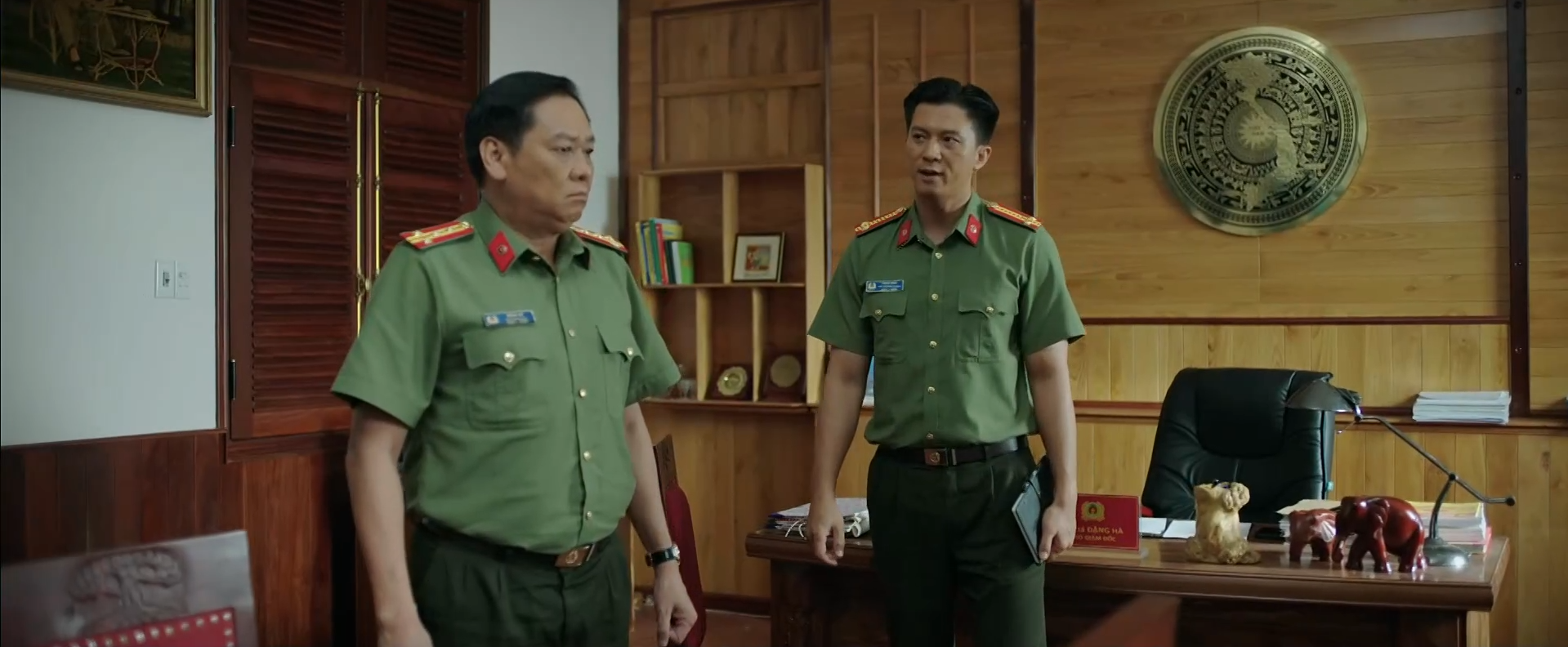 Trời Cao Nguyên Xanh - Tập 23: Lok Ép Mục Sư Trung Vào Đường Cùng, Tuấn Nhận Được Tin Mật Báo- Ảnh 13.