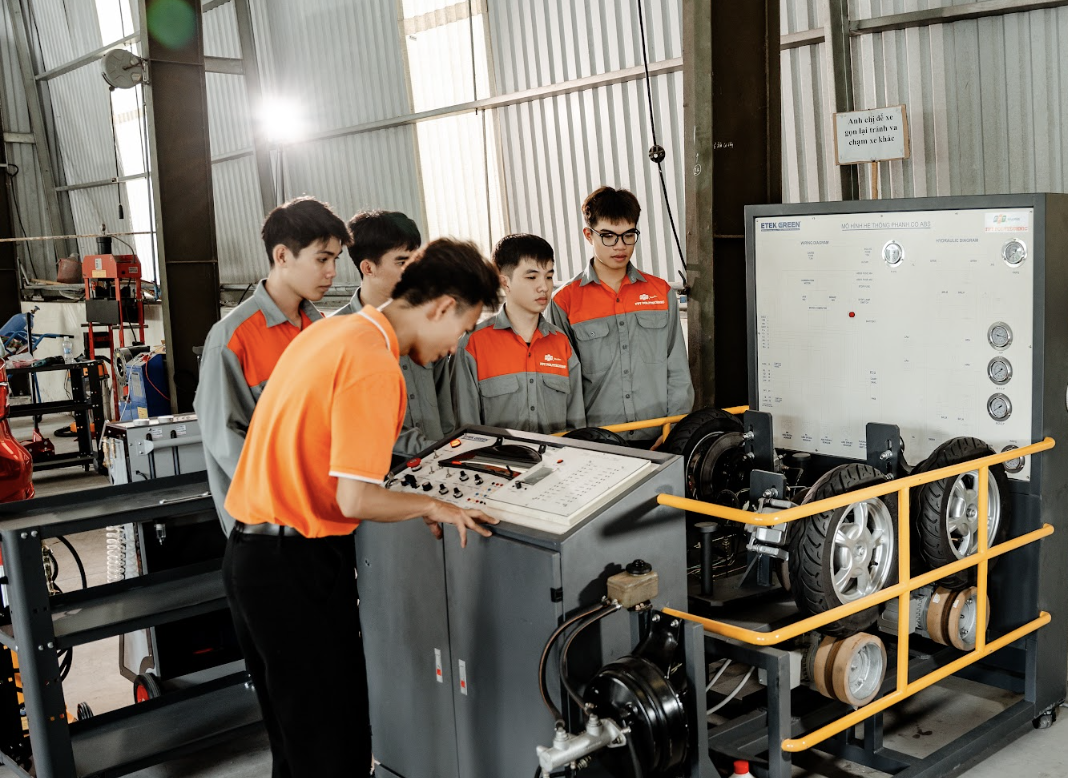 Ng&agrave;nh &ocirc; t&ocirc; thời xe điện: 2K8 cần học g&igrave; để ra trường l&agrave;m được việc?  - Ảnh 2.
