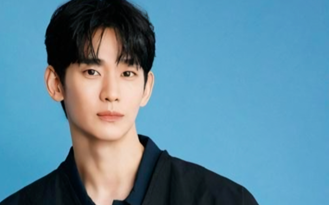 Kim Soo Hyun x&uacute;c động trong sự kiện c&ocirc;ng khai đầu ti&ecirc;n hậu b&ecirc; bối đời tư - Ảnh 2.