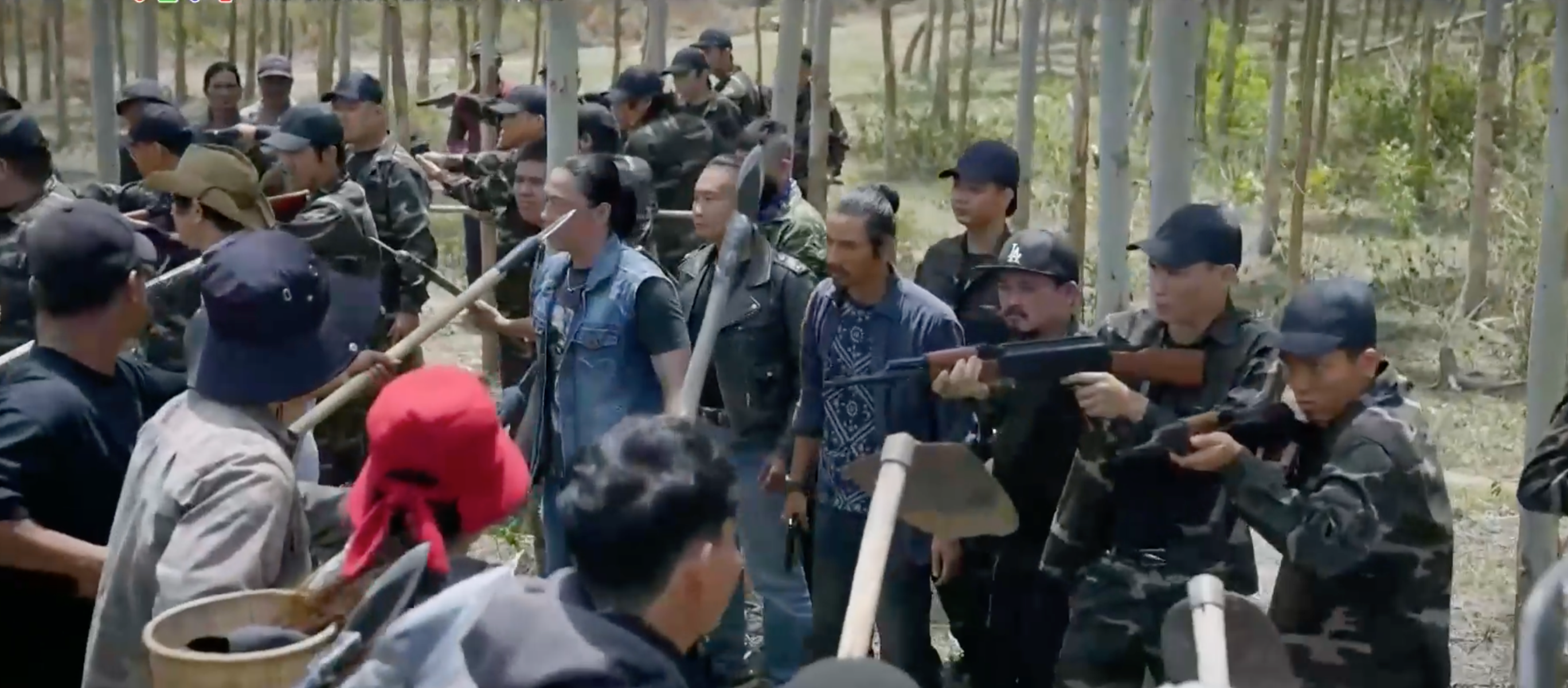 Trời cao nguyên xanh - Tập 26: A Gôn dẫn nhóm phiến quân về Tơ Rơi, Y Lang kích động người dân chống đối
- Ảnh 1.