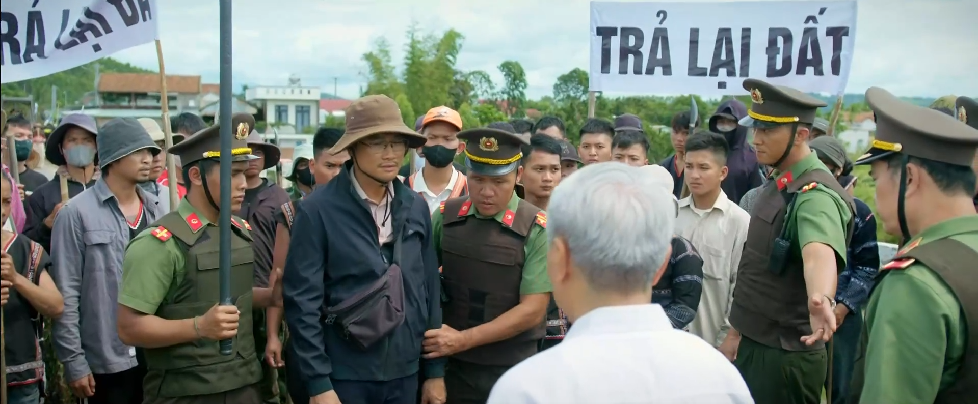Trời Cao Nguyên Xanh - Tập Cuối: Tuấn Và Đồng Đội Tóm Gọn Toàn Bộ Nhóm Phản Động Của Lok - Ảnh 13.
