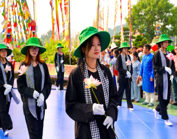 Ngàn người tưởng niệm các Anh hùng Liệt sĩ trong lễ Vu lan ở Tây Thiên - Ảnh 11.