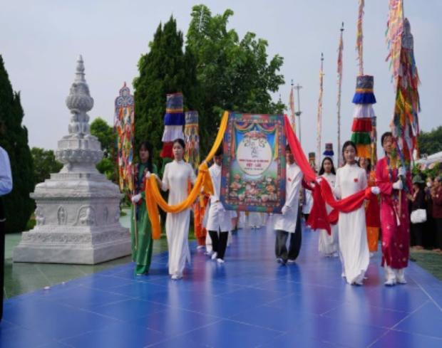 Ngàn người tưởng niệm các Anh hùng Liệt sĩ trong lễ Vu lan ở Tây Thiên - Ảnh 5.