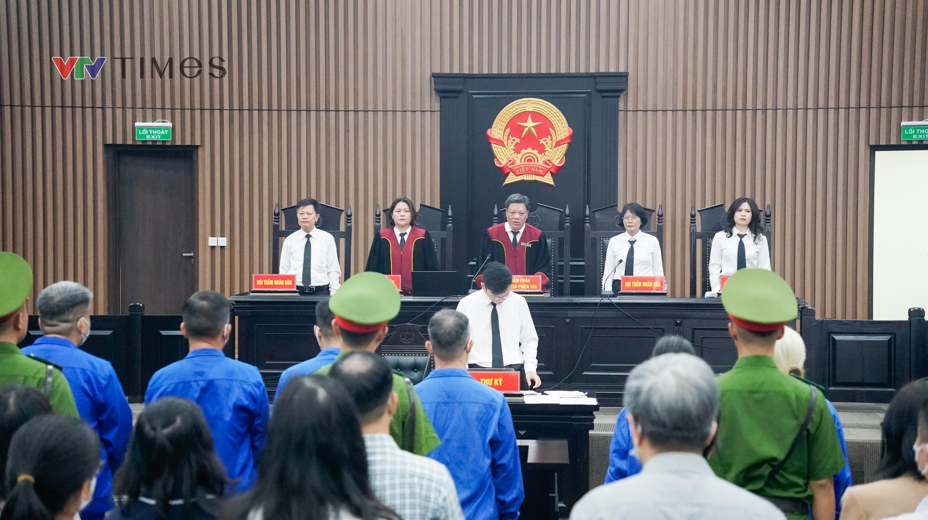 Cựu Thứ trưởng Nguyễn B&aacute; Hoan hầu t&ograve;a vụ nhận hối lộ hơn 16 tỷ đồng - Ảnh 1.