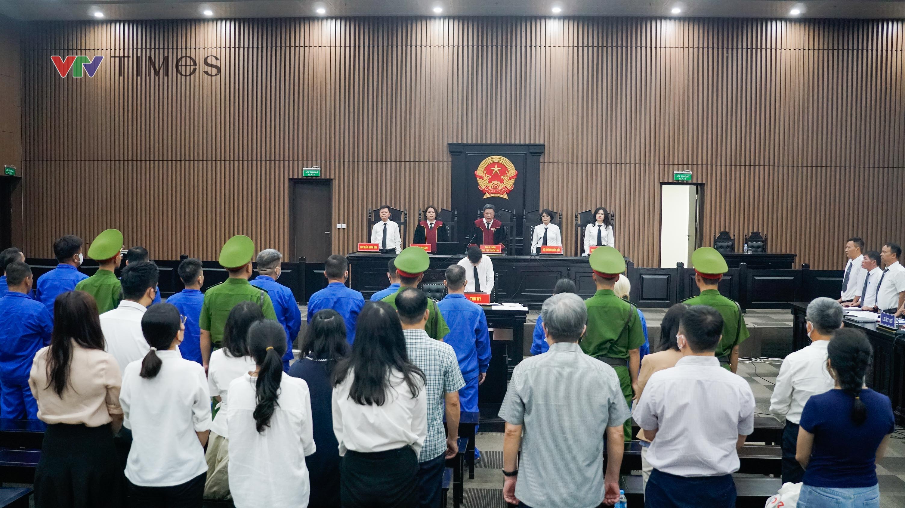 Cựu Thứ trưởng Nguyễn B&aacute; Hoan hầu t&ograve;a vụ nhận hối lộ hơn 16 tỷ đồng - Ảnh 3.