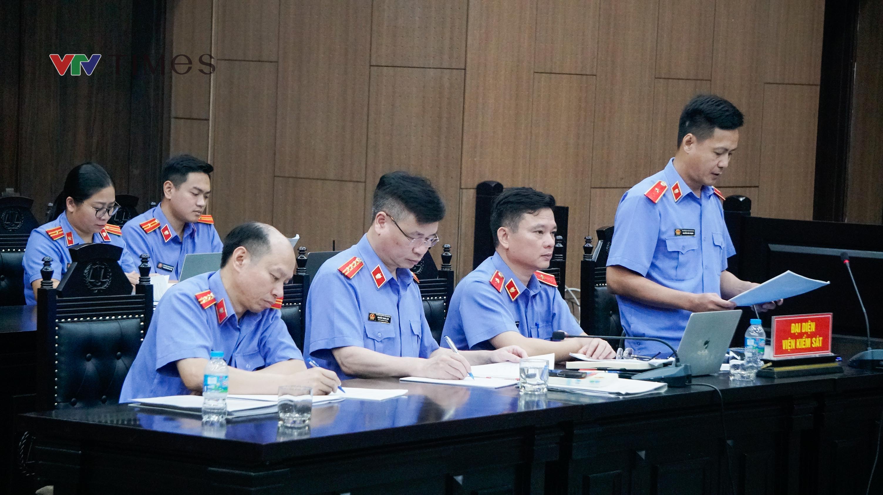 Cựu Thứ trưởng Nguyễn B&aacute; Hoan hầu t&ograve;a vụ nhận hối lộ hơn 16 tỷ đồng - Ảnh 2.