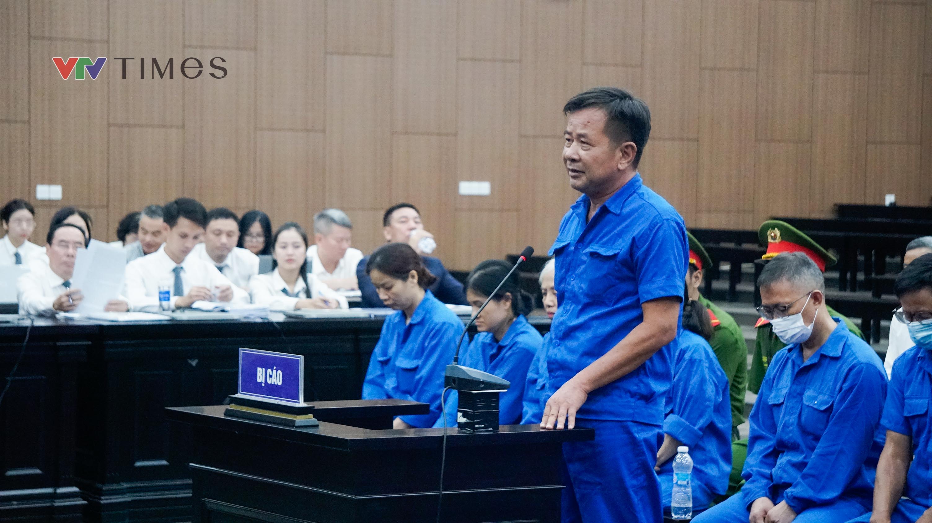 Cựu Thứ trưởng Nguyễn B&aacute; Hoan hầu t&ograve;a vụ nhận hối lộ hơn 16 tỷ đồng - Ảnh 6.