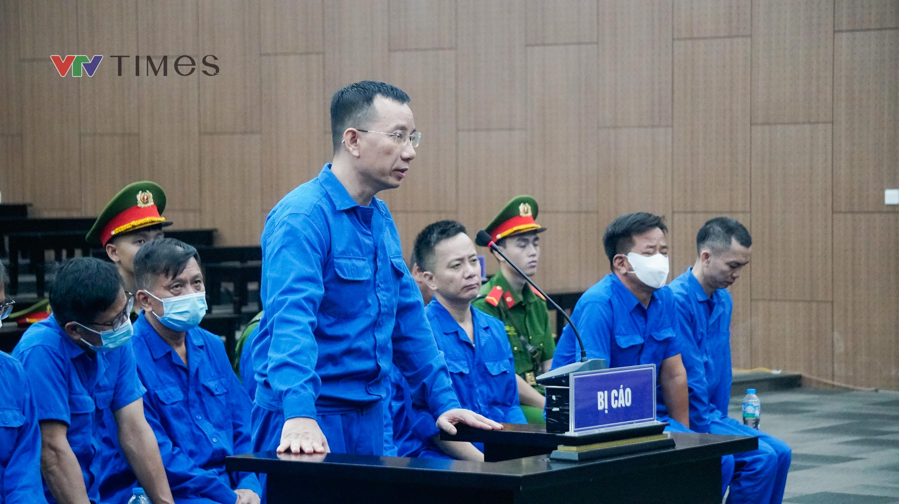 Cựu Thứ trưởng Nguyễn B&aacute; Hoan hầu t&ograve;a vụ nhận hối lộ hơn 16 tỷ đồng - Ảnh 8.