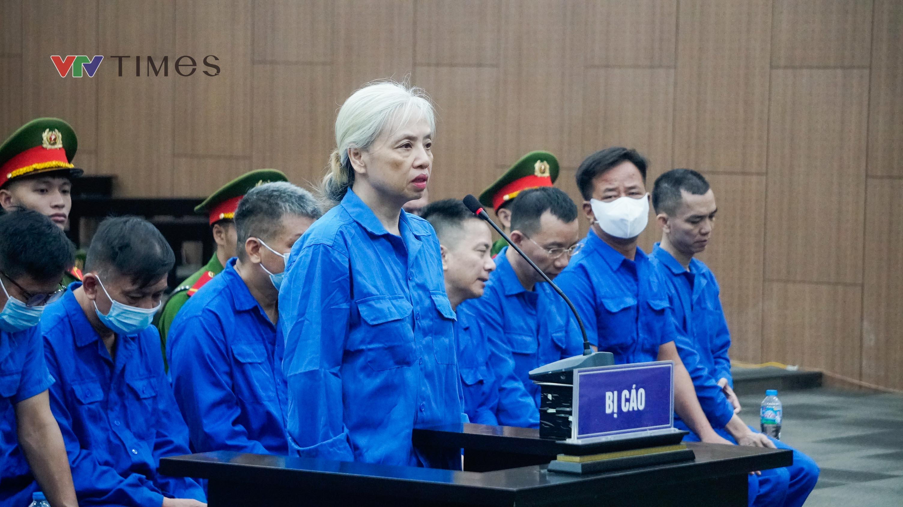 Cựu Thứ trưởng Nguyễn B&aacute; Hoan hầu t&ograve;a vụ nhận hối lộ hơn 16 tỷ đồng - Ảnh 11.